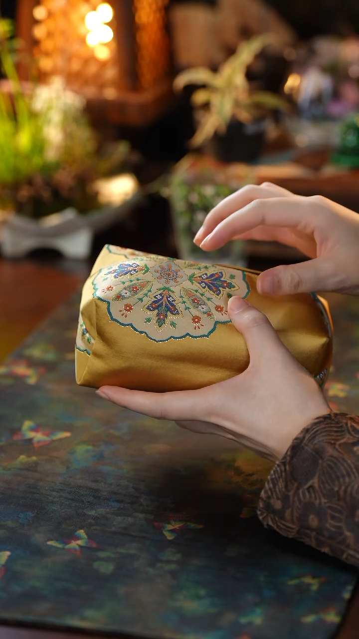 纸巾盒金色            