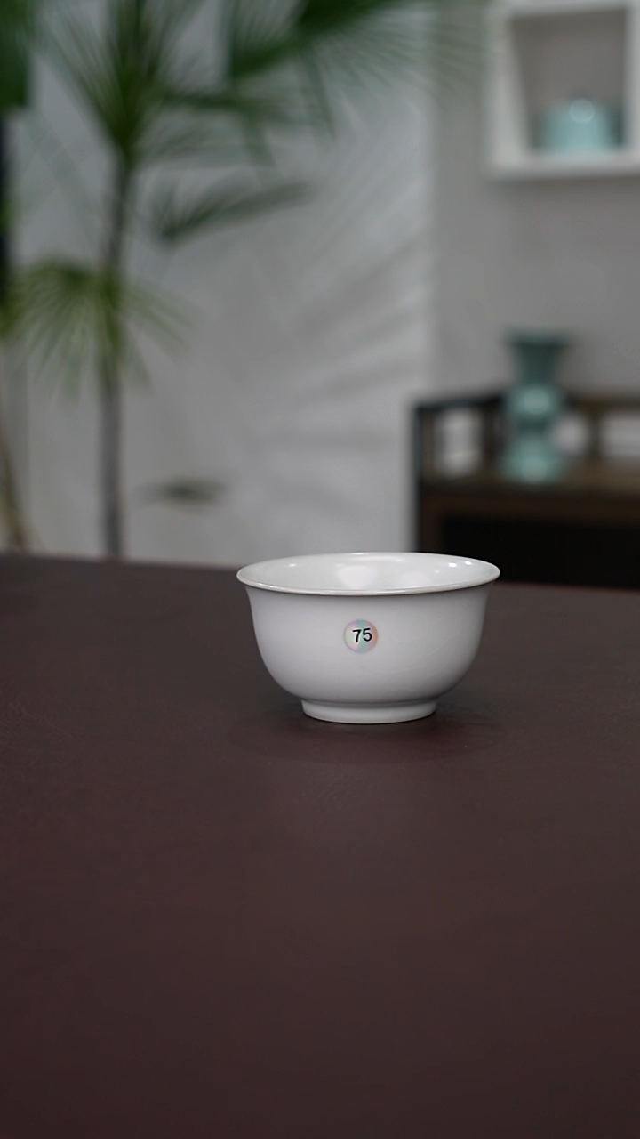 75号   月白釉  压手杯  微瑕-鱼