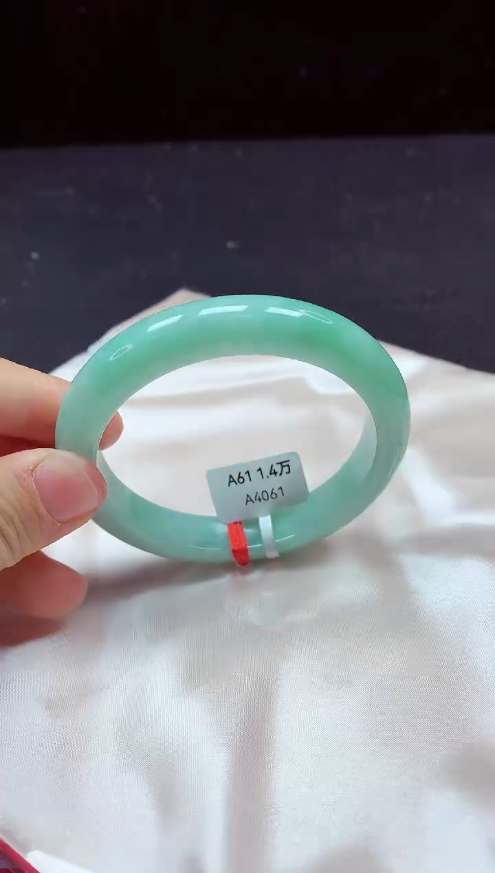 【闪购商品】翡翠手镯未镶嵌镯子61+