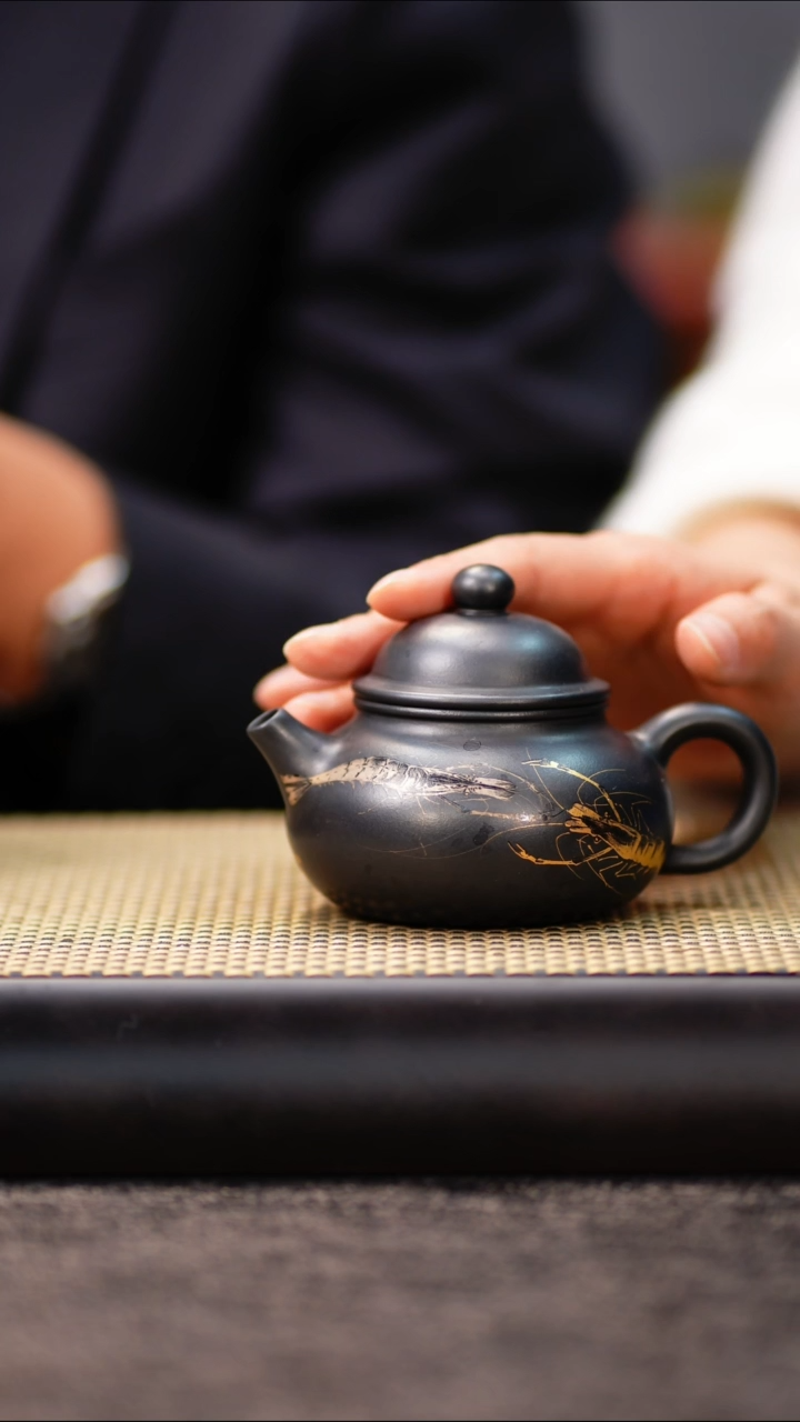 YHY46古乌泥金银措虾趣容天（一壶一杯）