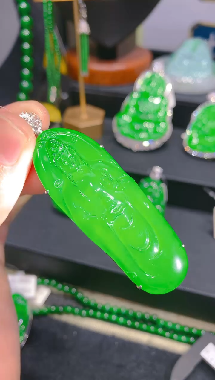 【闪购商品】翡翠颈饰18K金镶嵌86一季
