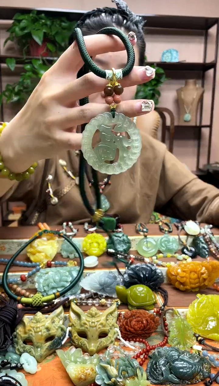 未镶嵌岫玉颈饰·1