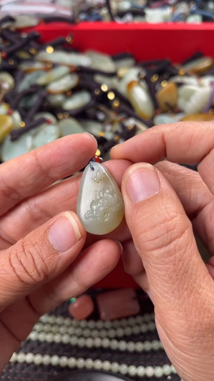 【闪购商品】和田玉颈饰未镶嵌多样性发货没有证书拍一发一有瑕