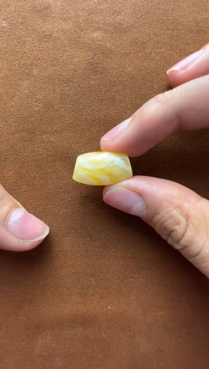 【闪购商品】蜜蜡裸石未镶嵌俄料锁骨1.615