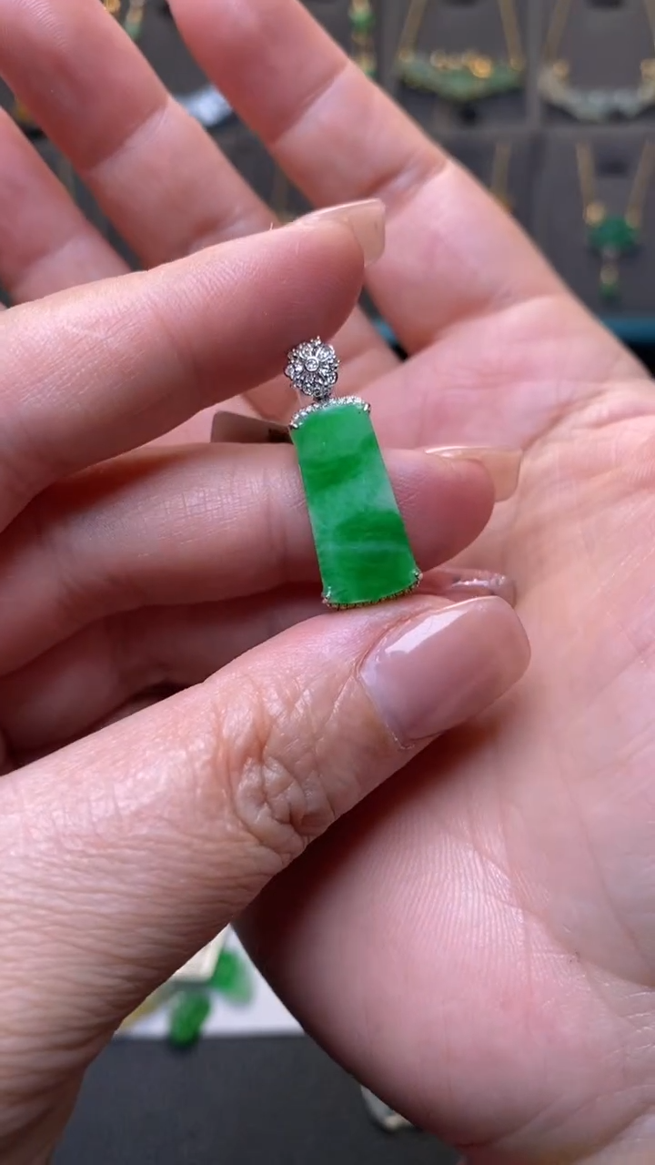 颈饰18K金镶嵌翡翠39816