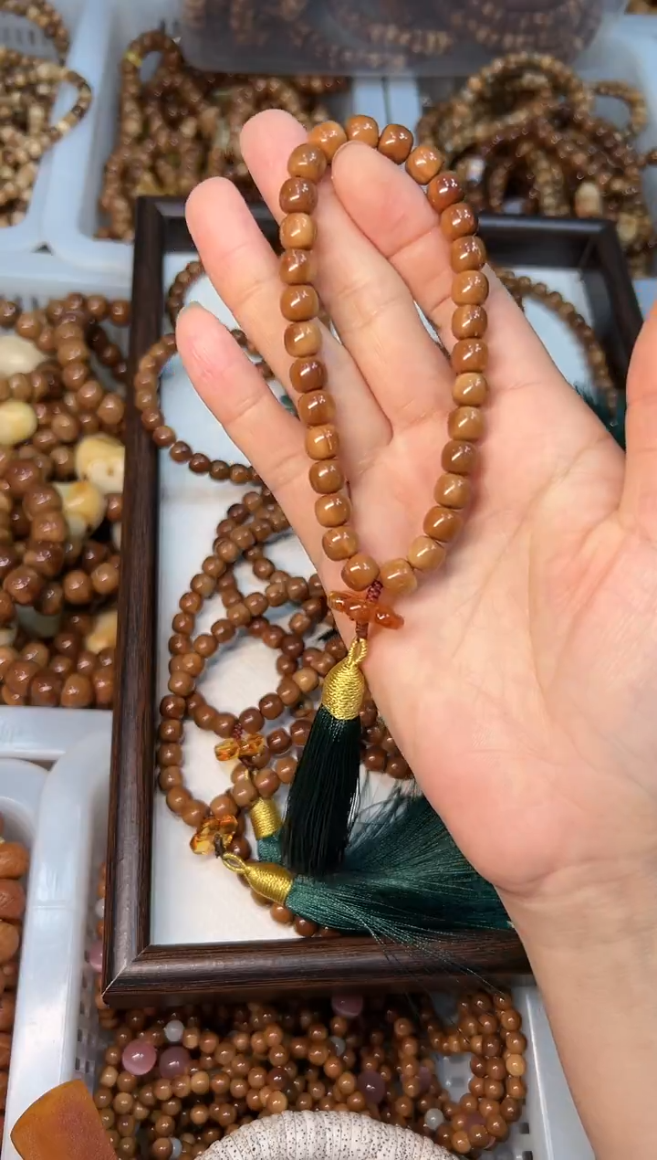 琥珀吊坠(赠链)未镶嵌库克卡8mm左右【琥珀桂花】手持