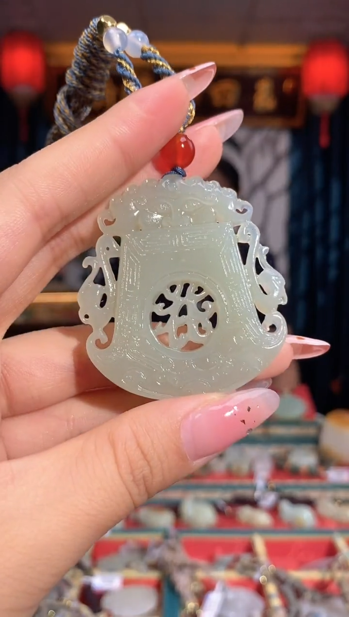 和田玉未镶嵌挂件斧上有龙