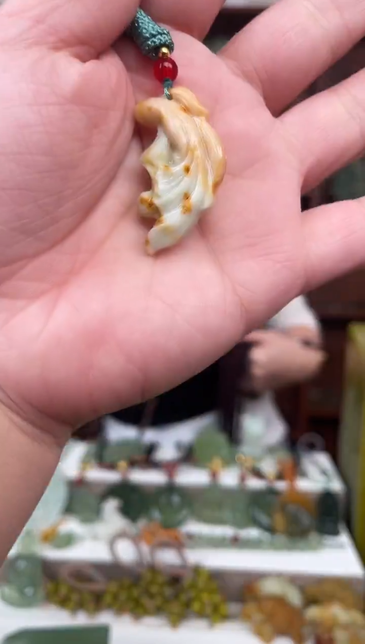 未镶嵌蛇纹石玉颈饰`