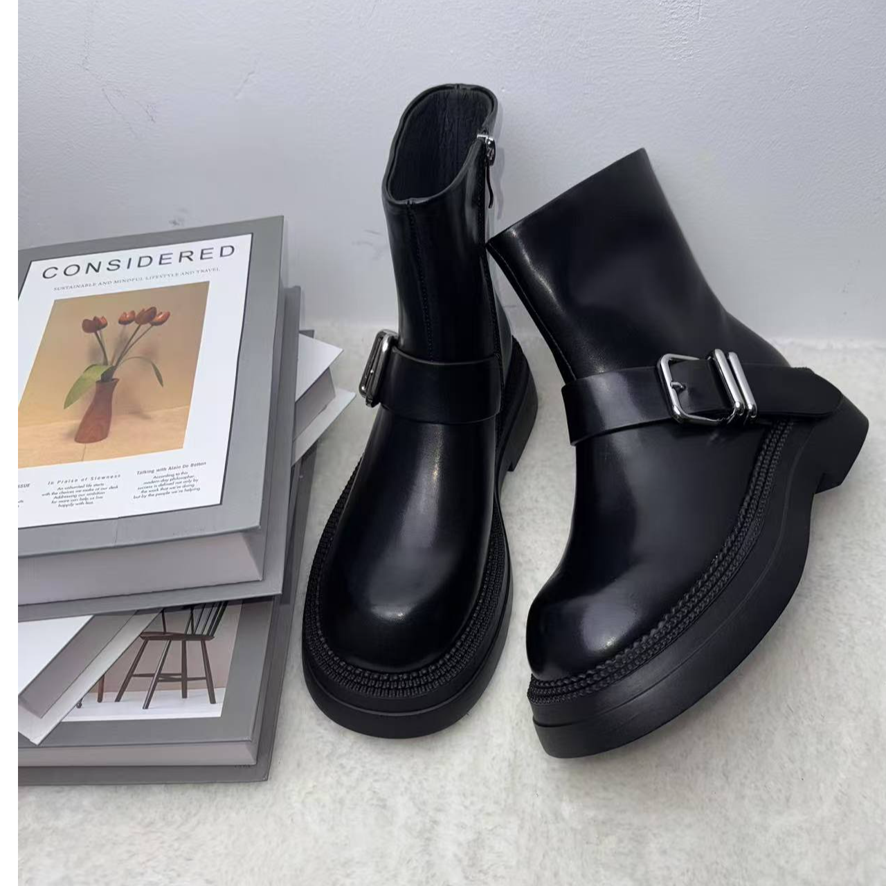 欧洲站靴子胎牛皮2024新款皮带扣侧拉链厚底圆头短筒马丁靴1031