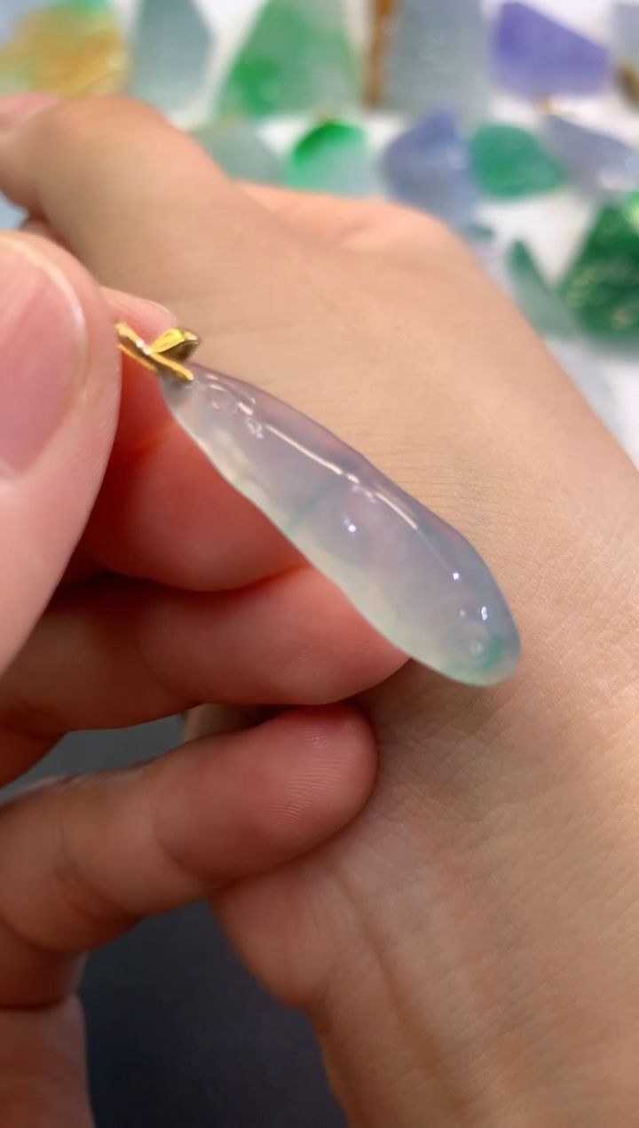 翡翠未镶嵌颈饰   