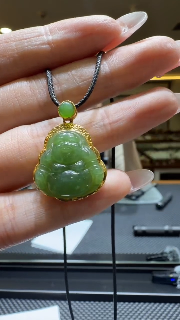 颈饰18K金镶嵌和田玉挂件