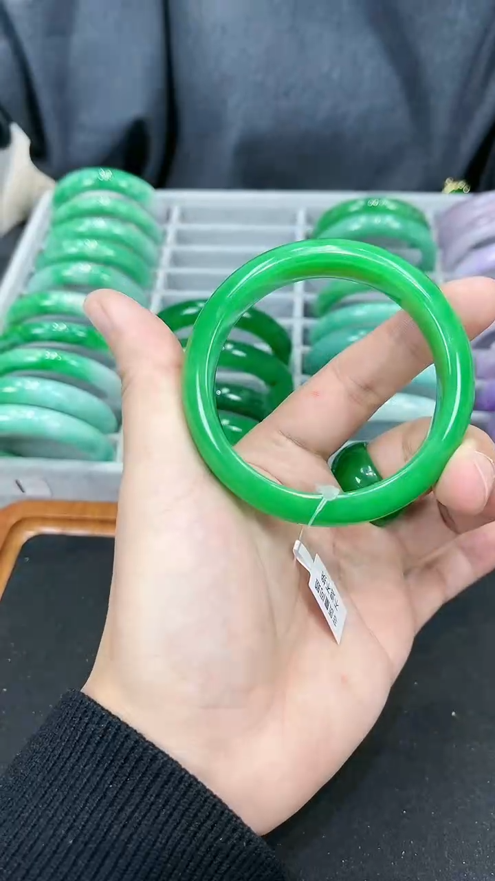 【闪购商品】砖雕s76 果阳绿手镯 圈口58