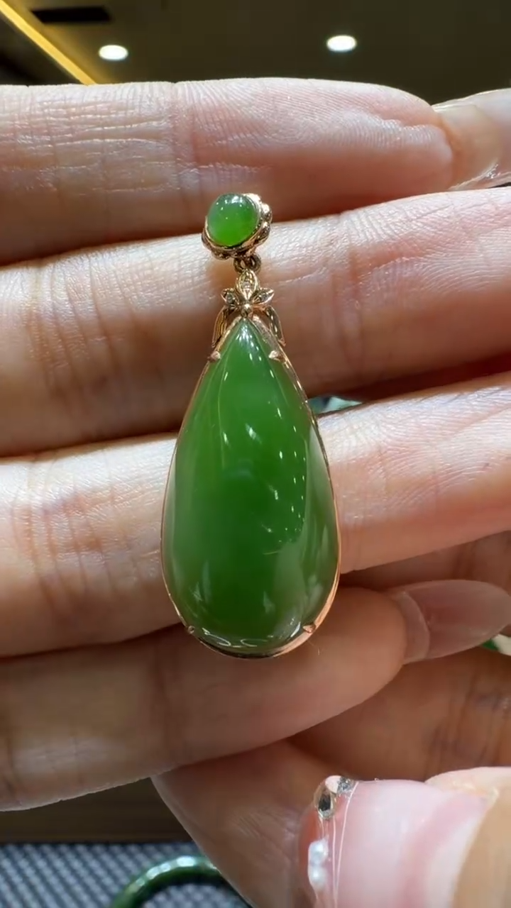 颈饰18K金镶嵌和田玉挂件