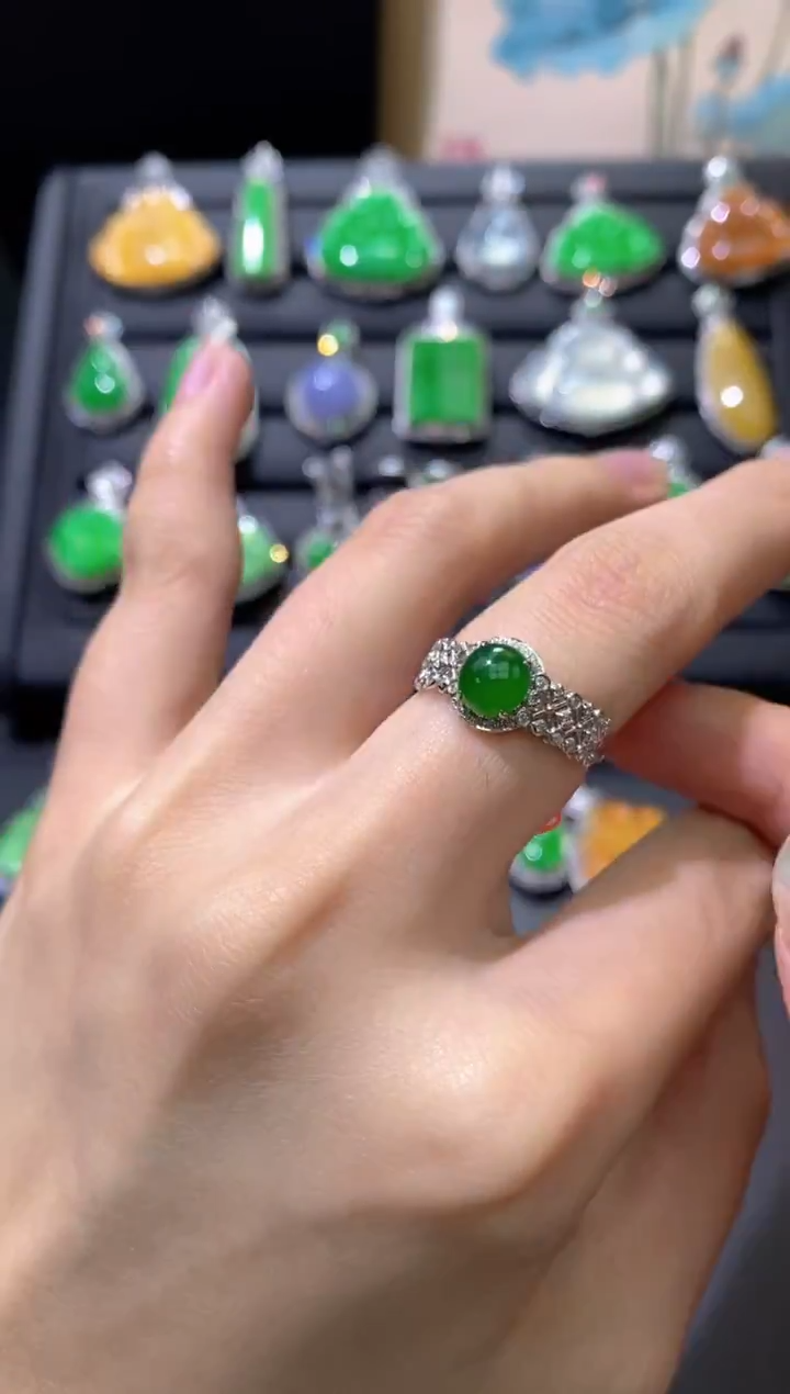 18K金镶嵌戒指翡翠蛋面