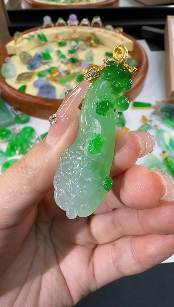 【闪购商品】翡翠颈饰18K金镶嵌缅甸A货翡翠莲蓬吊坠