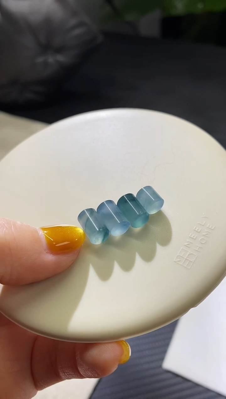 【闪购商品】翡翠挂件未镶嵌一手四颗