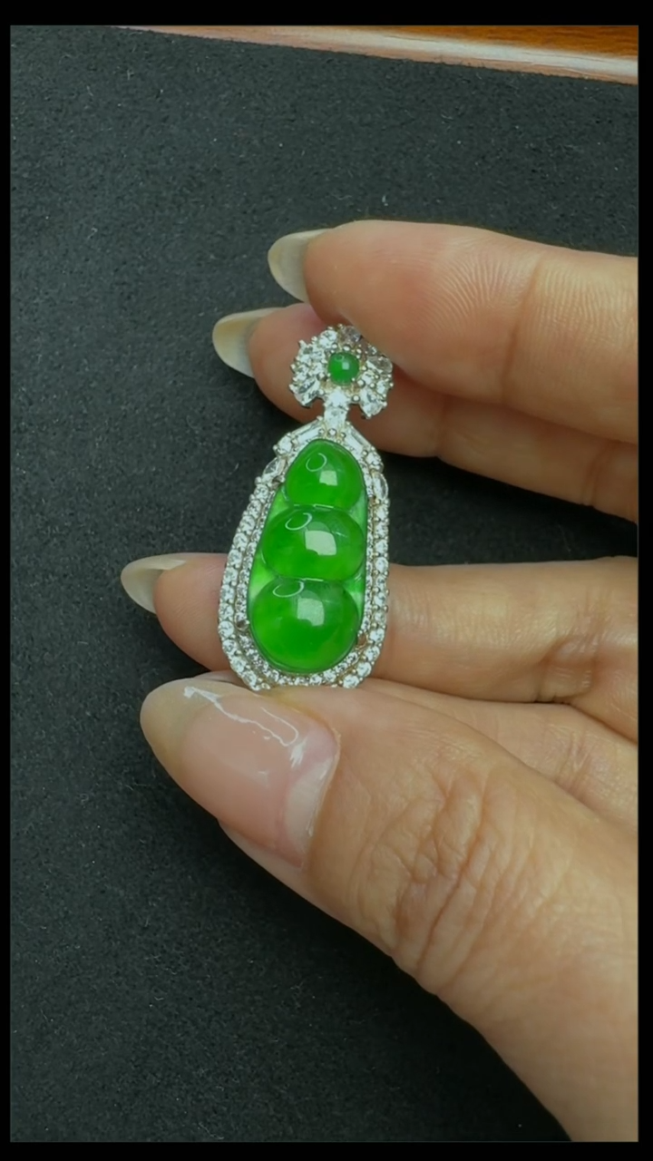 【闪购商品】翡翠颈饰银S925镶嵌福豆