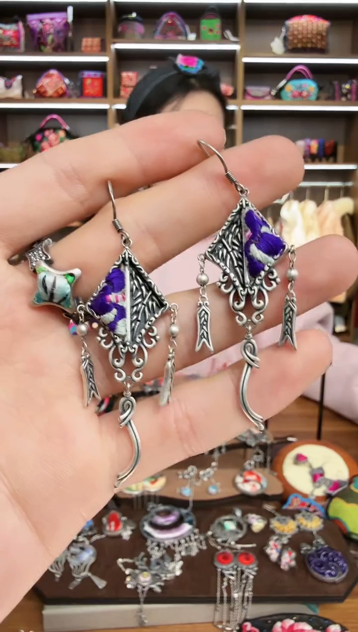 【闪购商品】织绣101蒙阿苏苗绣传承