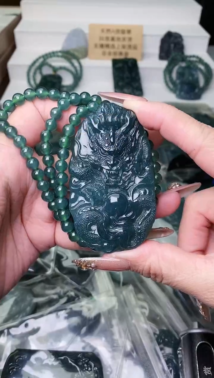 颈饰未镶嵌翡翠 