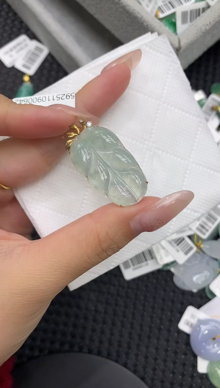 颈饰18K金镶嵌翡翠1111111111