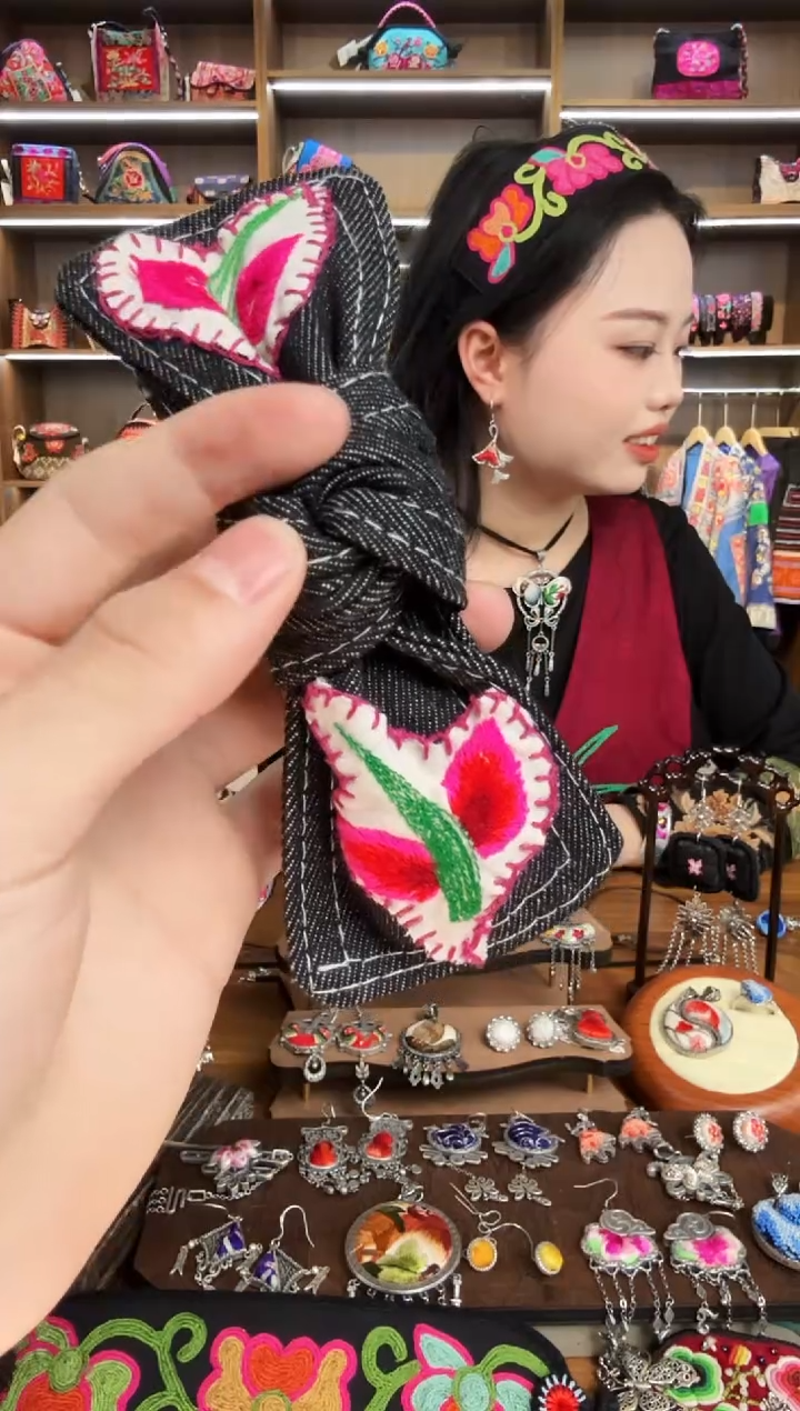 【闪购商品】织绣20蒙阿苏苗绣传承