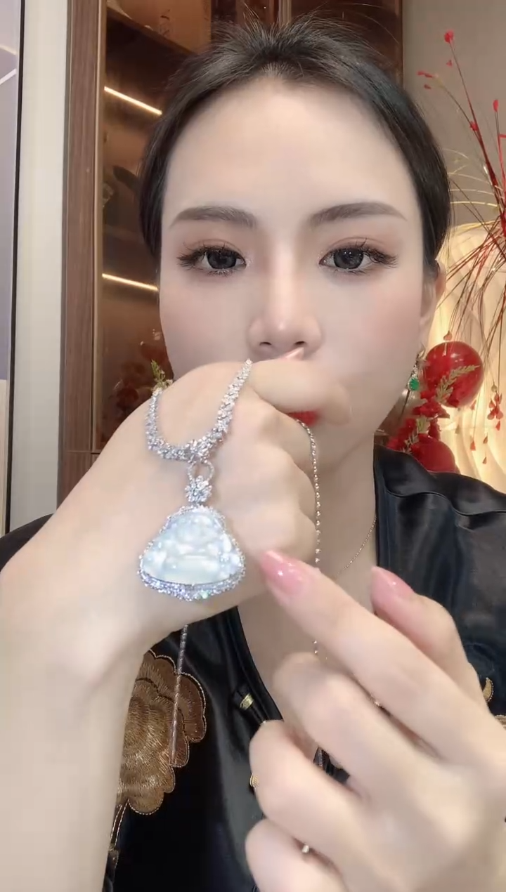 【闪购商品】翡翠吊坠(不含链)18K金镶嵌D59