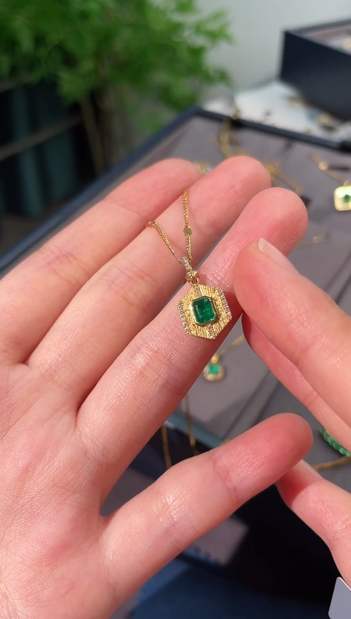 【闪购商品】祖母绿颈饰18K金镶嵌0.41ct潘杰希尔VVG