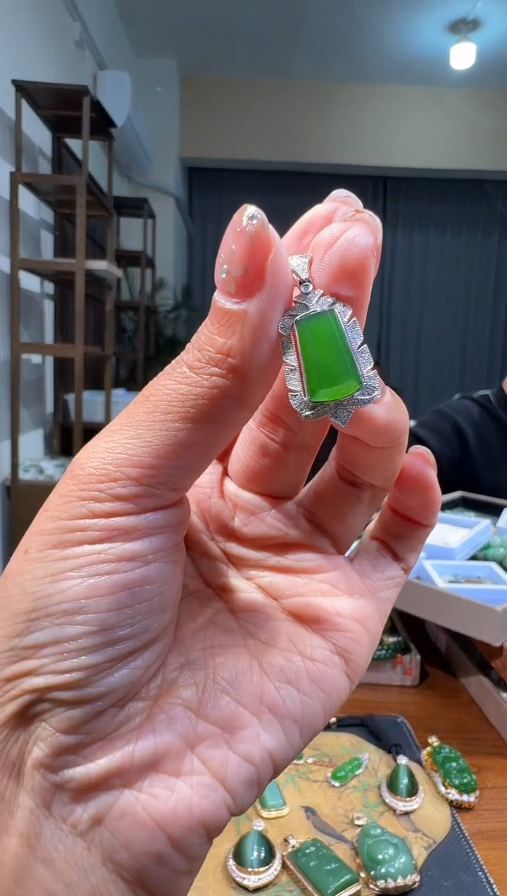 【闪购商品】和田玉20318K金镶嵌1.12一宝