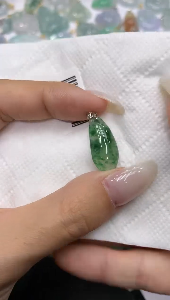 颈饰18K金镶嵌翡翠111111111111