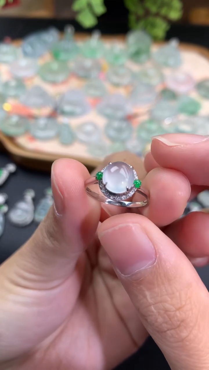 【闪购商品】翡翠颈饰18K金镶嵌蛋面戒指