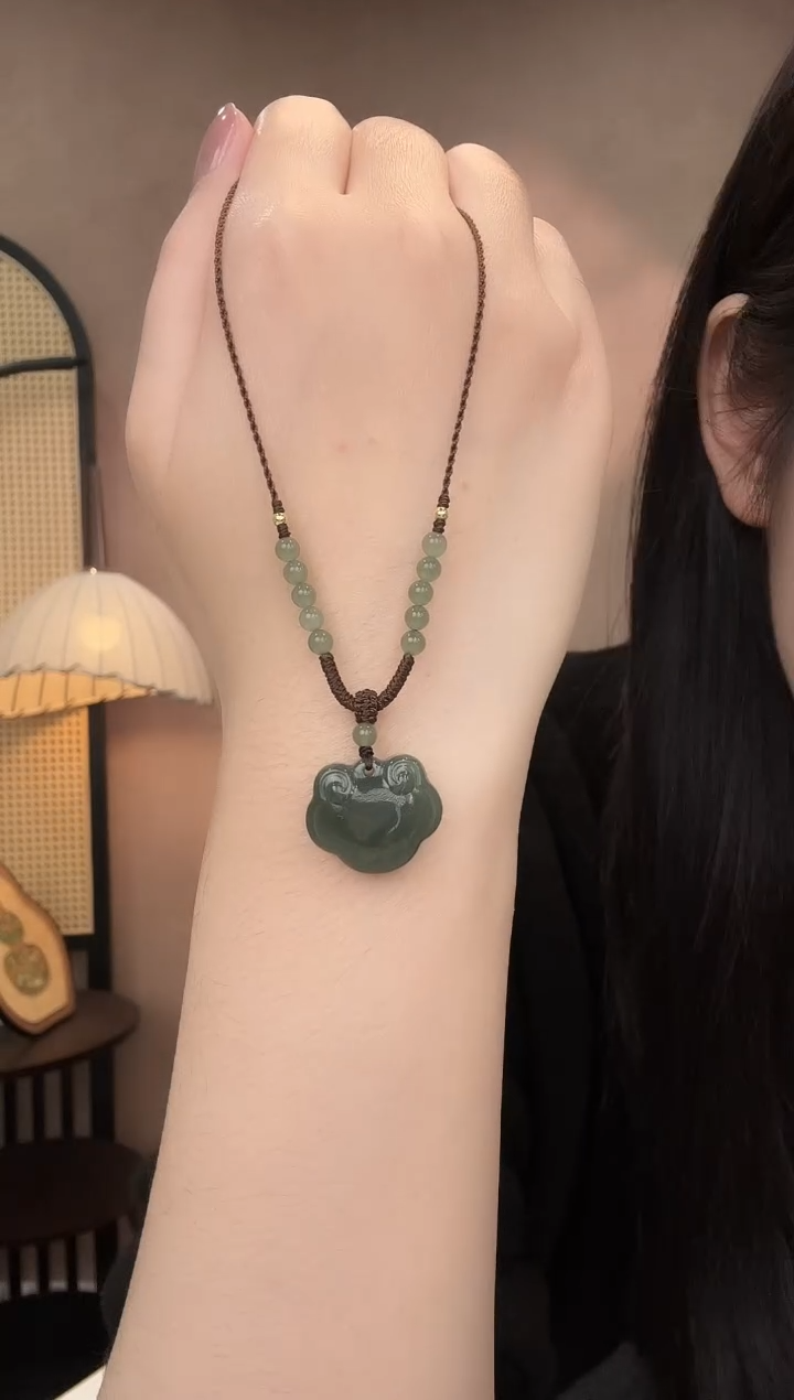 吊坠(赠链)未镶嵌和田玉高冰湖水绿专柜款胖胖锁21*18*9