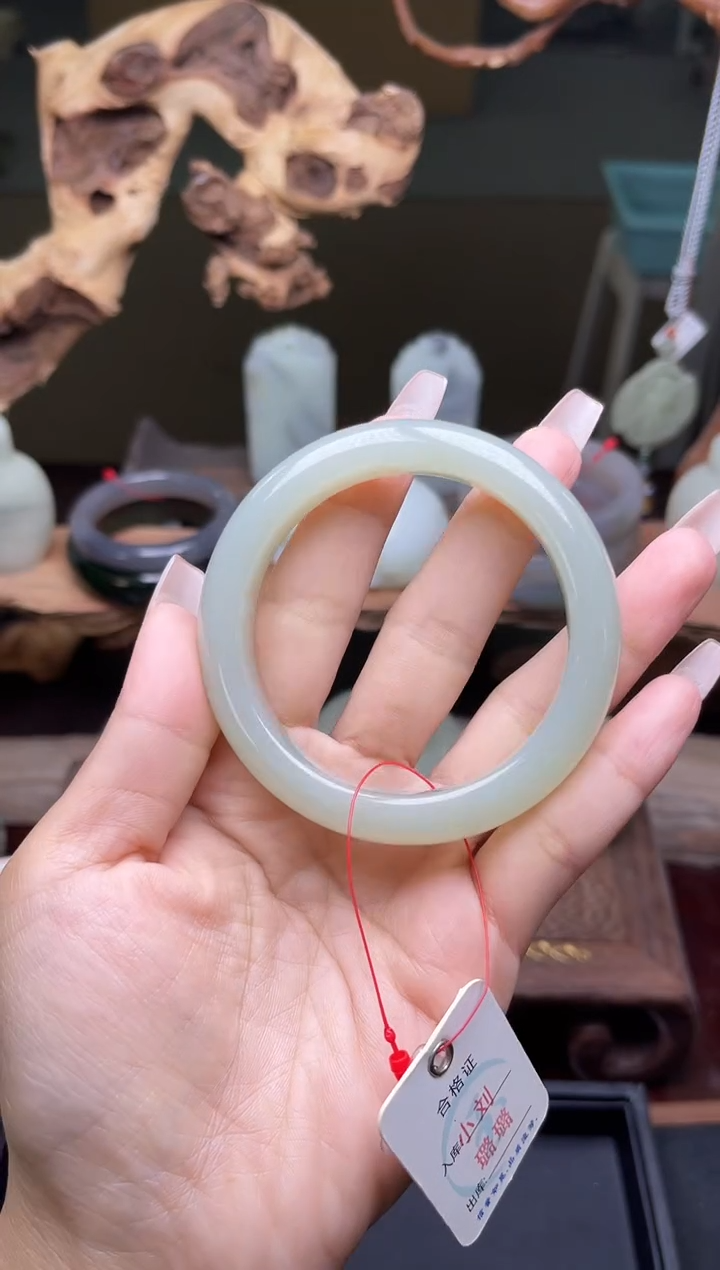 【闪购商品】和田玉手镯未镶嵌且末青白 56圈9007285