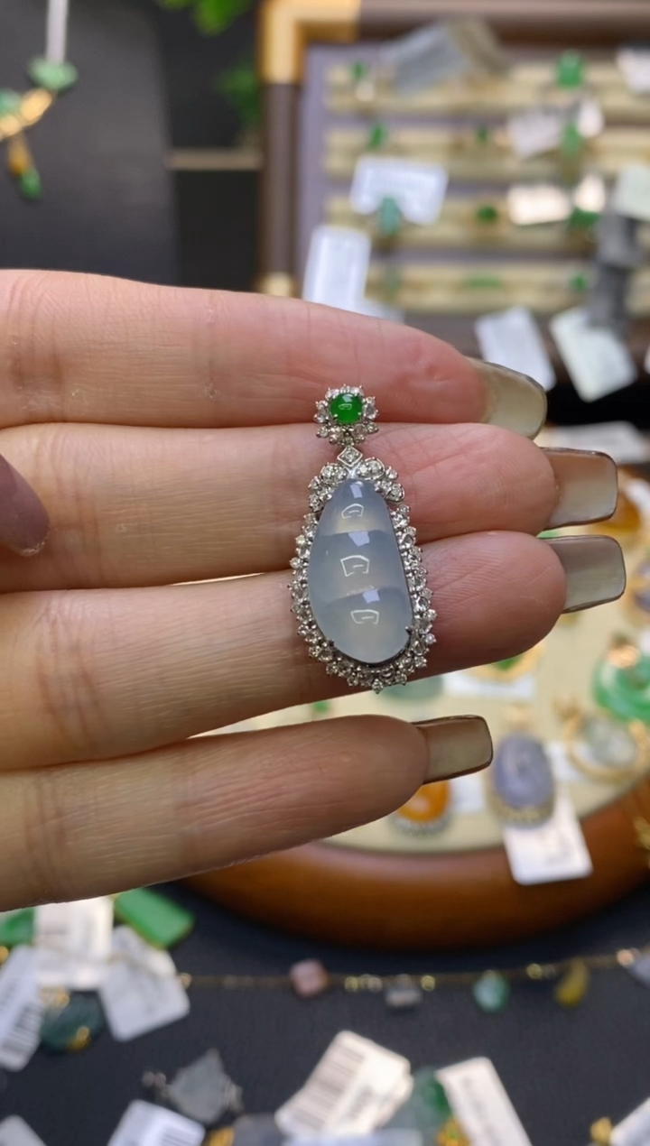 翡翠18K金镶嵌颈饰豆子吊坠14087