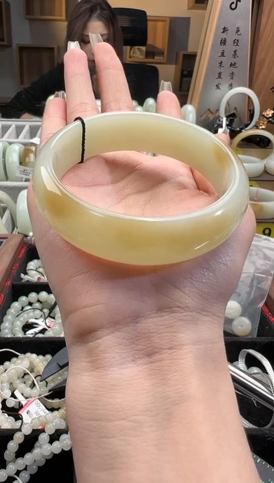 【闪购商品】和田玉手镯未镶嵌且末料糖青白手镯58+