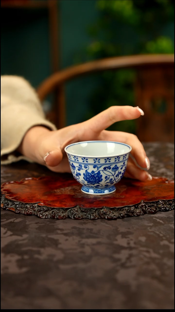 青花手绘缠枝莲主人杯