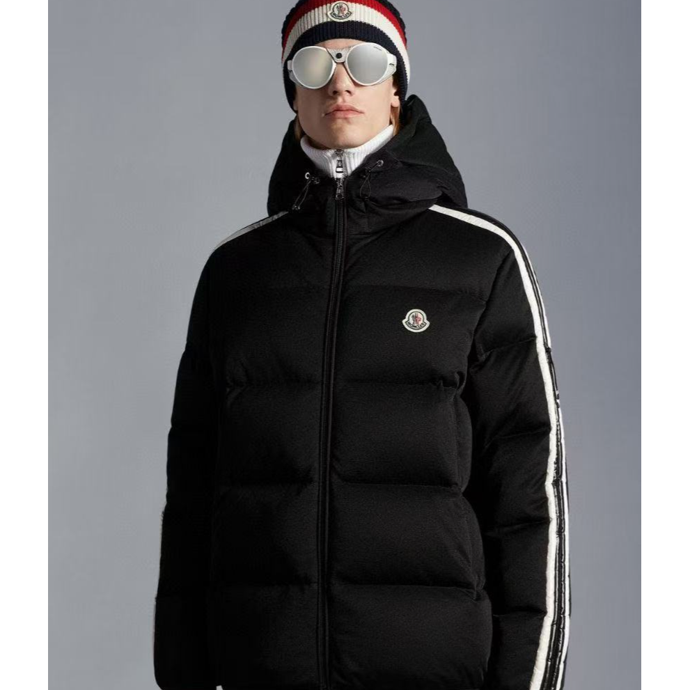 MONCLER/盟可睐  纯色拉链连帽短款长袖羽绒服 2241071