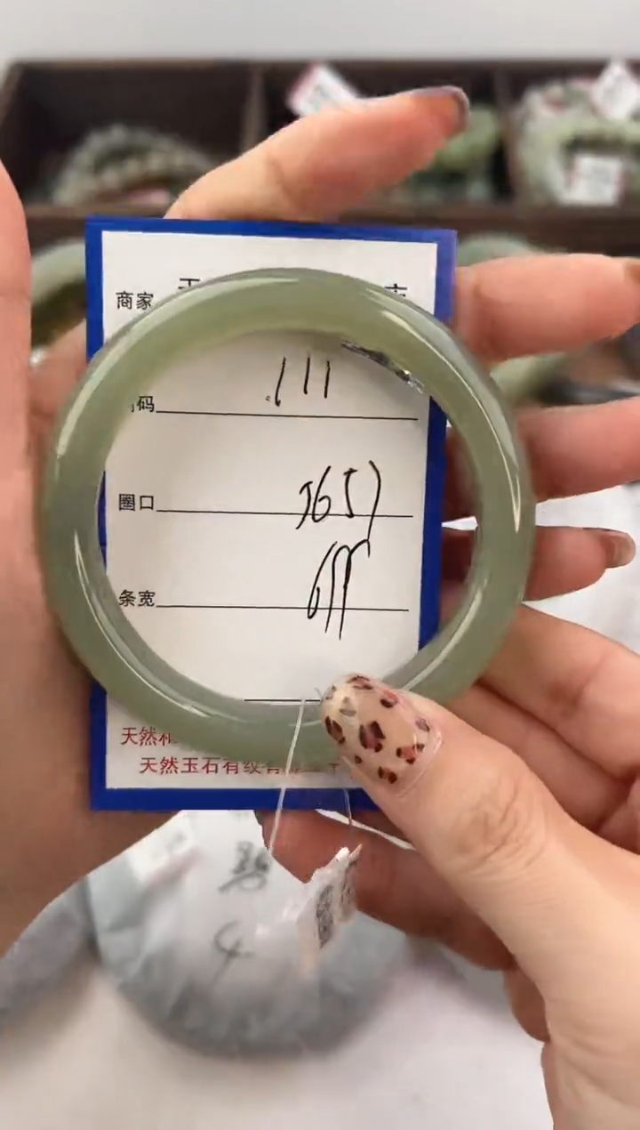 未镶嵌手镯和田玉111颜色微差无瑕疵