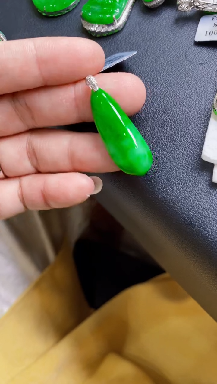翡翠18K金镶嵌颈饰瓜