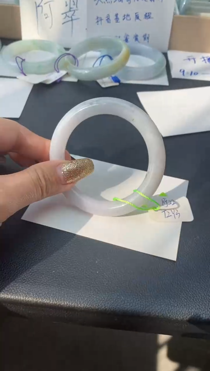 【闪购商品】翡翠手镯未镶嵌圆条55+