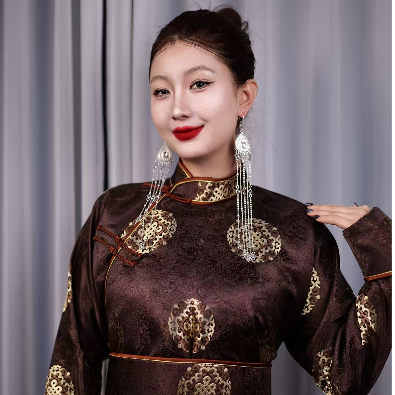 策根服饰民族风藏族气质长款传统藏袍手工定制高级感