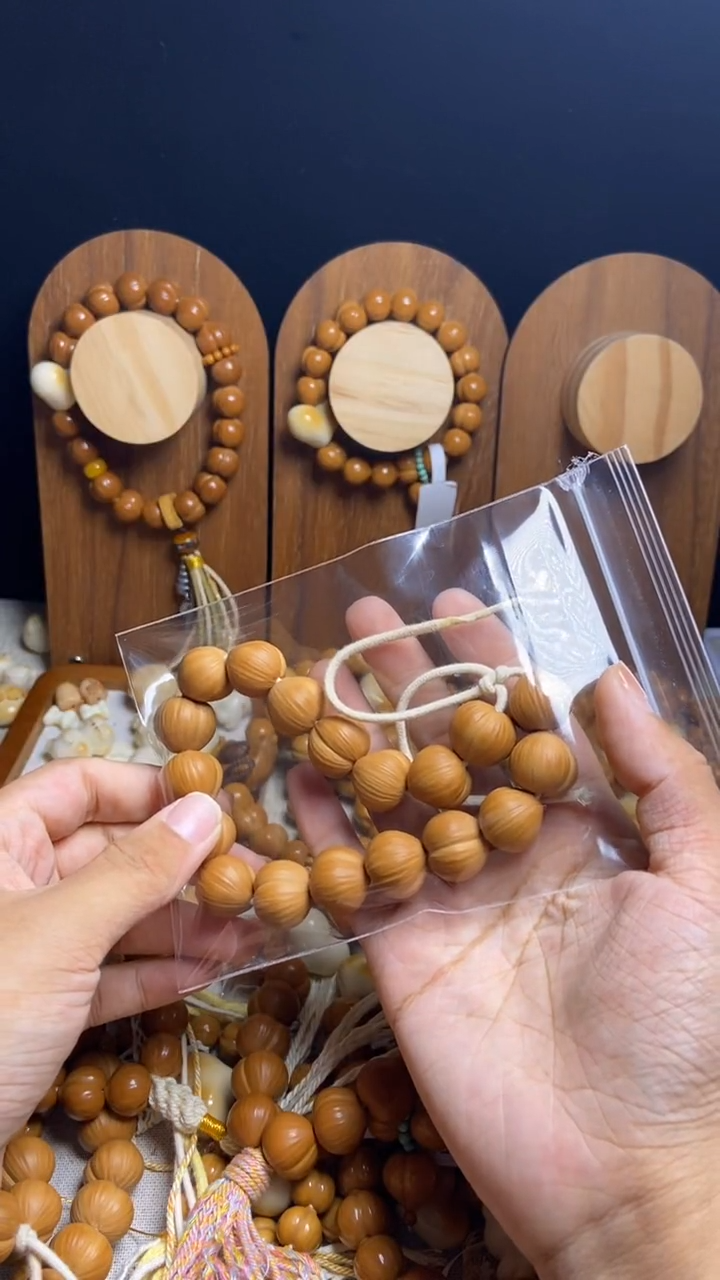 手串猴头核桃S*?哑光血柏木水晶屁桃手串