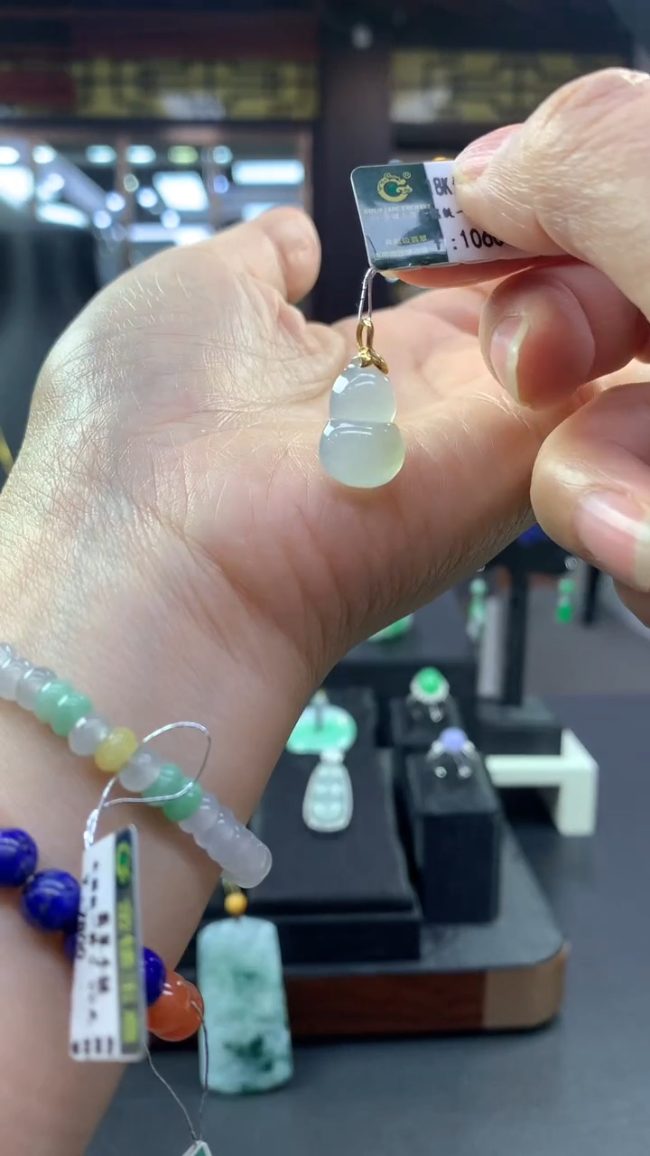 颈饰18K金镶嵌翡翠葫芦挂件