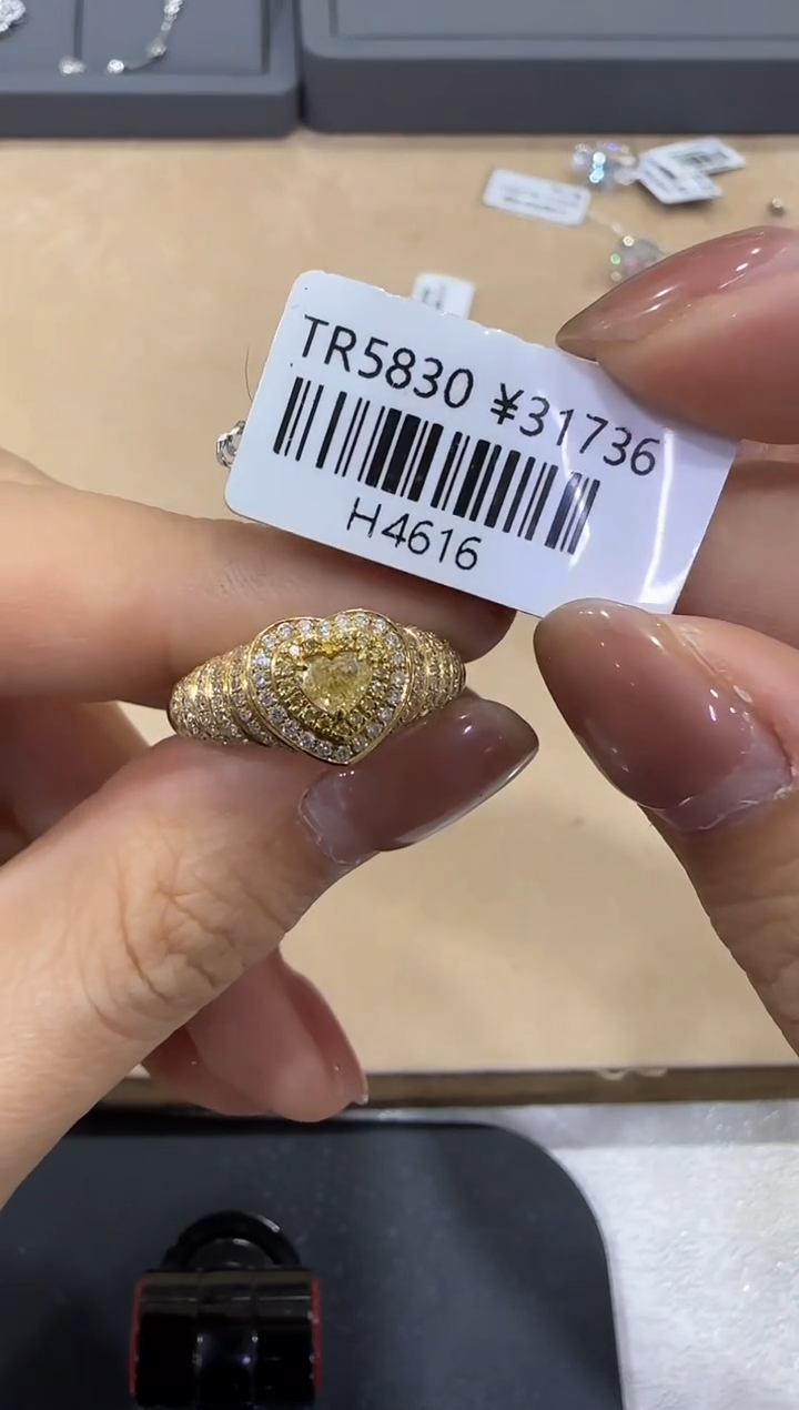 【闪购商品】钻石/18K金镶嵌爱心宽戒臂尚美