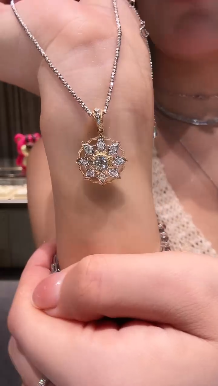 吊坠（不含链）18K金镶嵌钻石八芒星