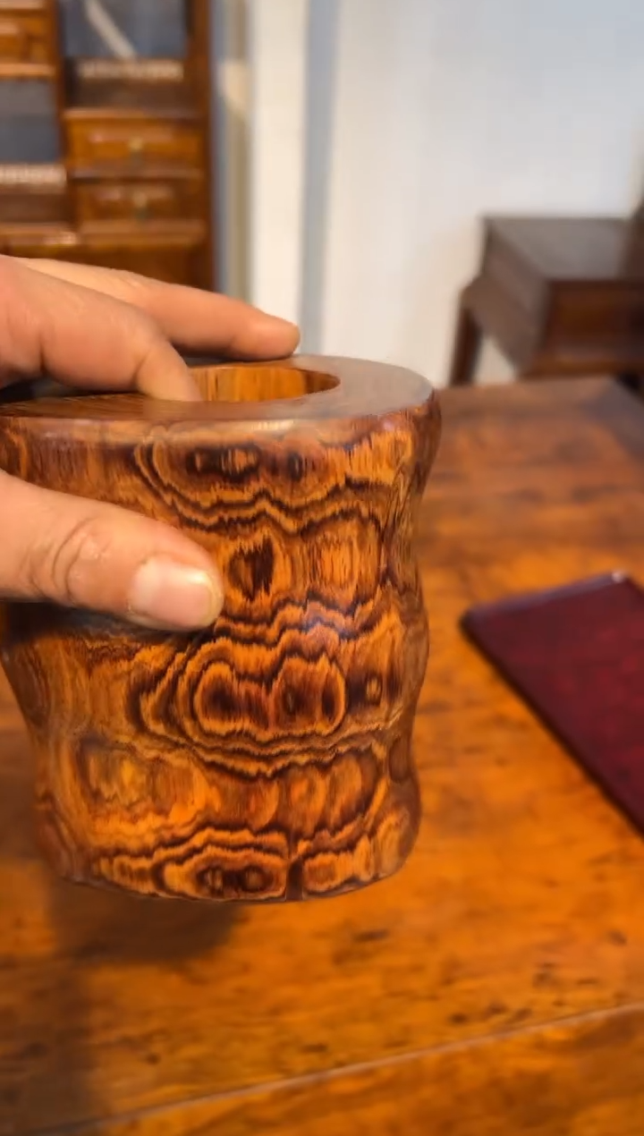 【闪购商品】花梨木类木雕随行笔筒一个