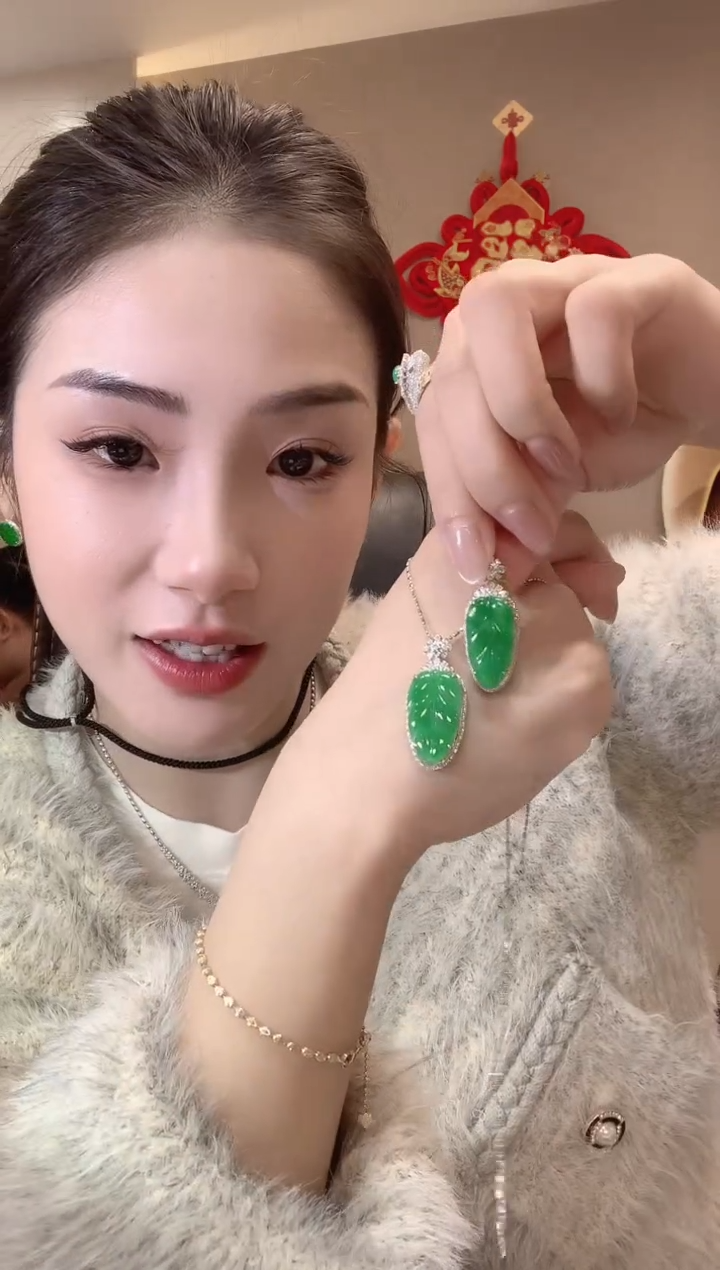 【闪购商品】翡翠吊坠(不含链)18K金镶嵌A26多样性发一件