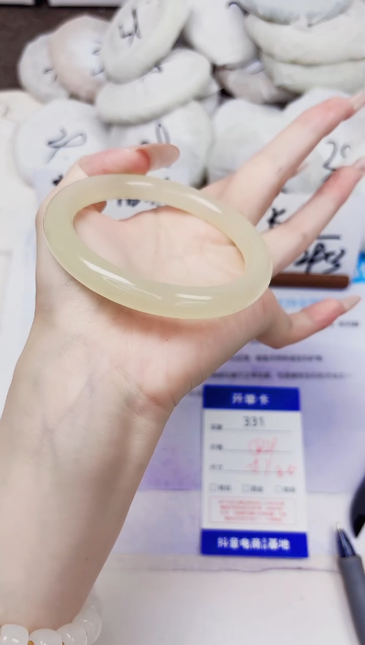 未镶嵌手镯石英质玉331-奶青美人条-圈口59