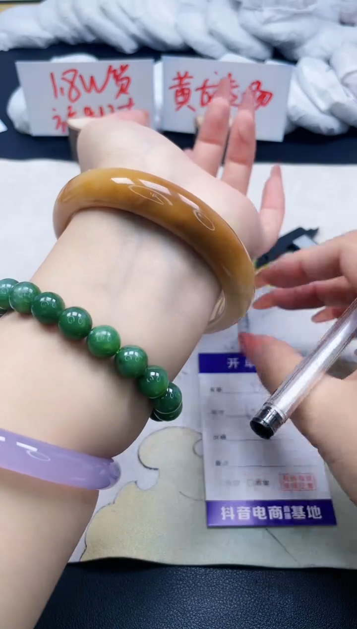 【闪购商品】石英质玉手镯未镶嵌204/62.9