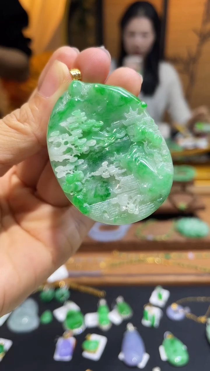 颈饰18K金镶嵌翡翠山水