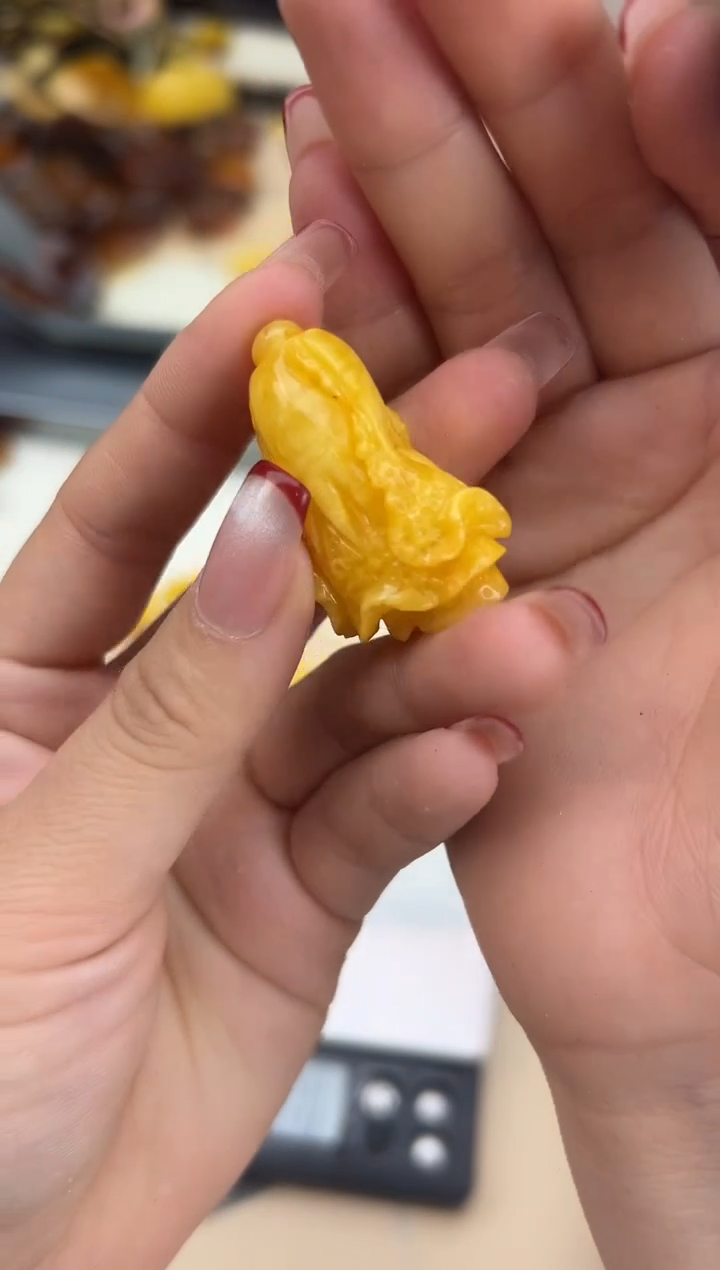 【闪购商品】琥珀裸石未镶嵌蜜蜡吊坠